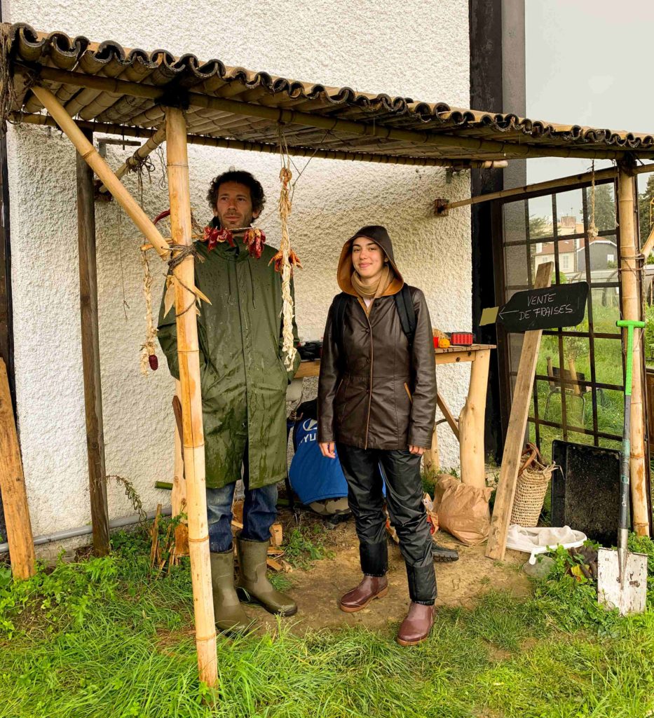 Piem et Marine s'abritant de la pluie