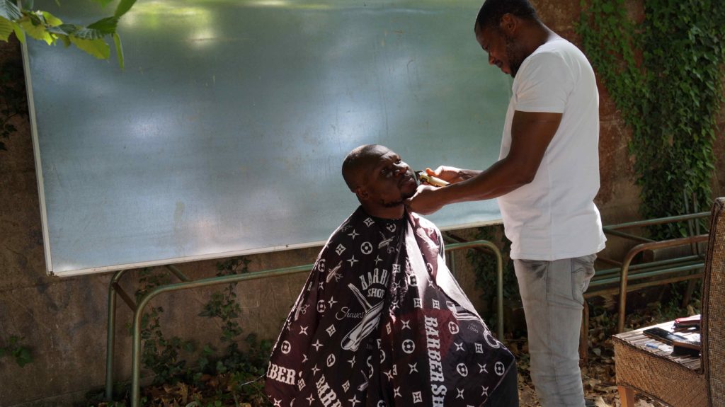 Salon de coiffure improvisé dans l'association au coeur de Pau