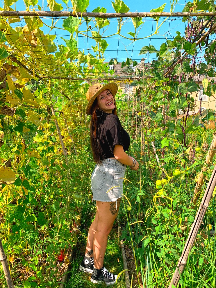 Annaëlle au milieu des courges luffa